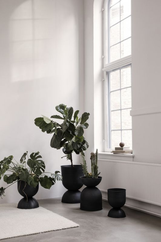 Ferm Living Hourglass Pot, small H 42,5 cm Ø 31 cm Black Svart