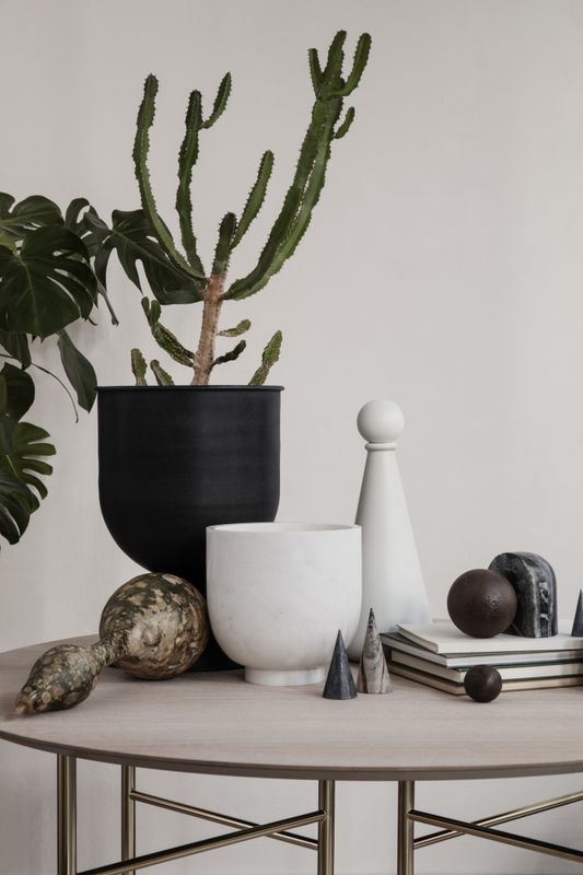 Ferm Living Hourglass Pot, small H 42,5 cm Ø 31 cm Black Svart