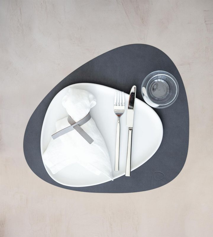 LindDNA Table Mat Curve L Nupo Anthracite 37 x 44 cm Spisebrikke Bordbrikke Antrasitt
