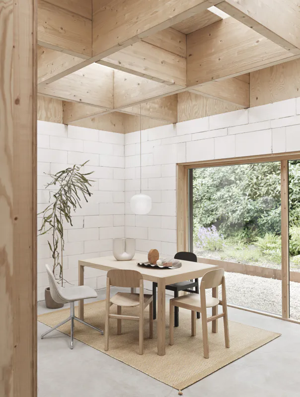 Muuto Workshop Chair Oak, Spisestol i Lakkert eik