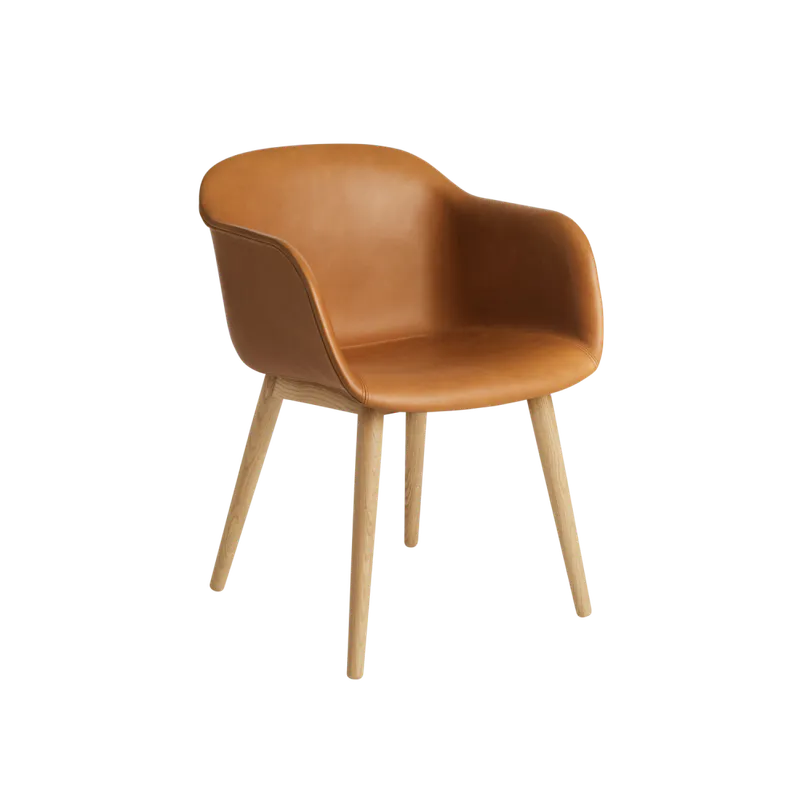Muuto Fiber Armchair Wood Base Refine leather cognac oak Skinn Spisestol med armlener