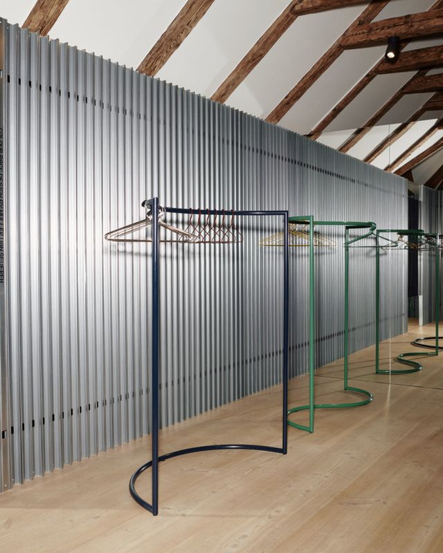 HAY Colour Rack C-shape Black, Svart stumtjener romdeler