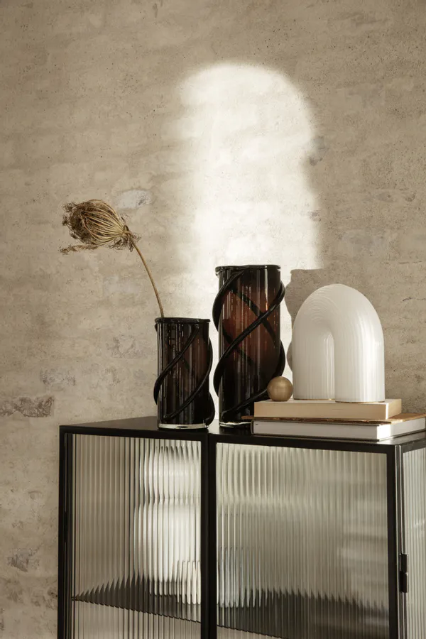 ferm Living Haze Vitrine - Reeded Glass Black, Svart Vitrineskap
